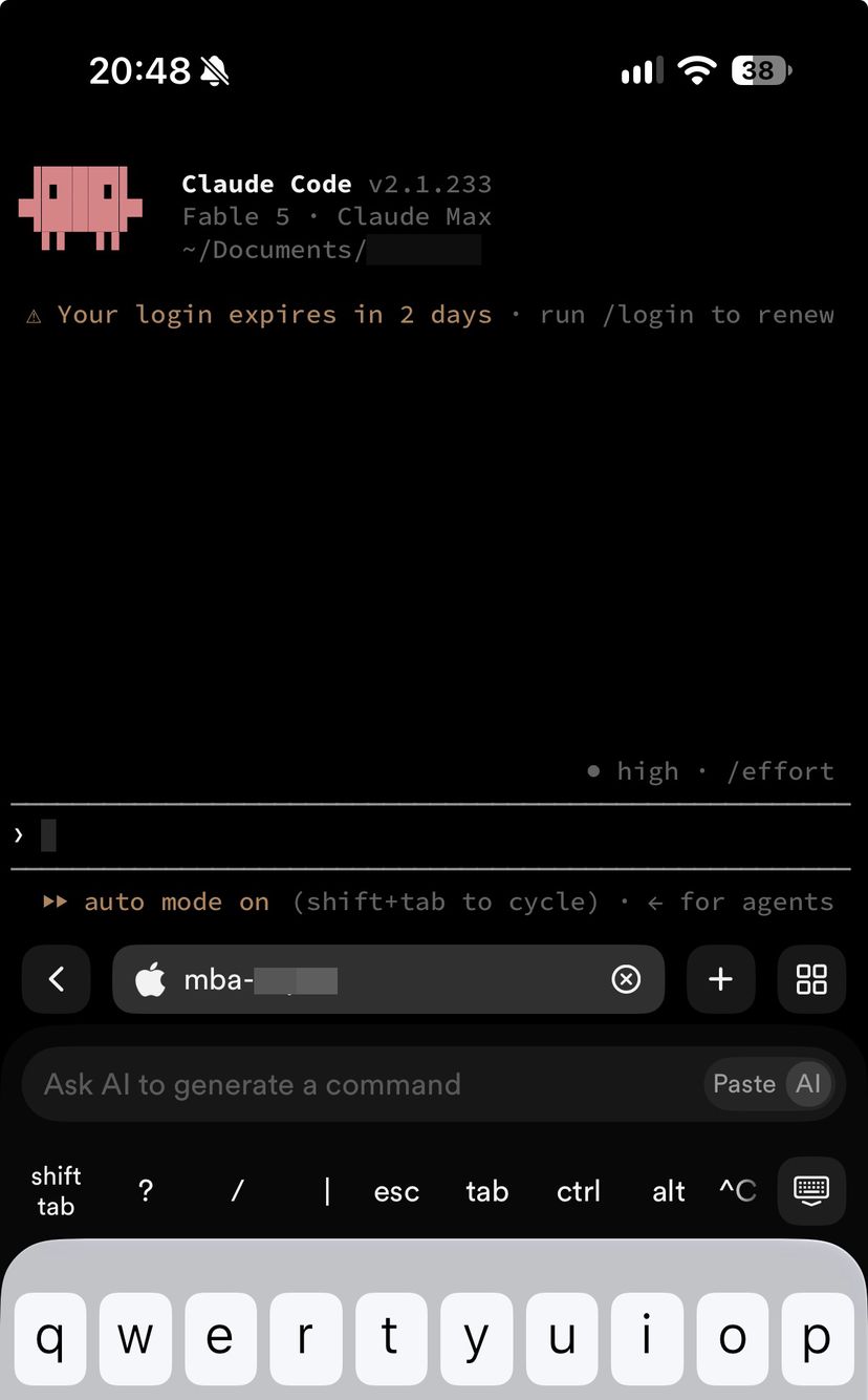 iPhoneのTermius上でMacのClaude Codeを起動し、外出先から操作している画面