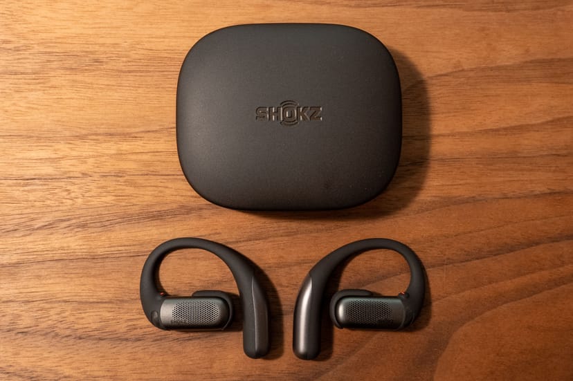 OpenFit Proの充電ケースとイヤホン本体を上から見た写真