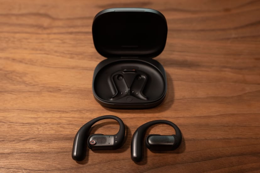 OpenFit Proの充電ケース正面とイヤホン本体。Shokzロゴが見える