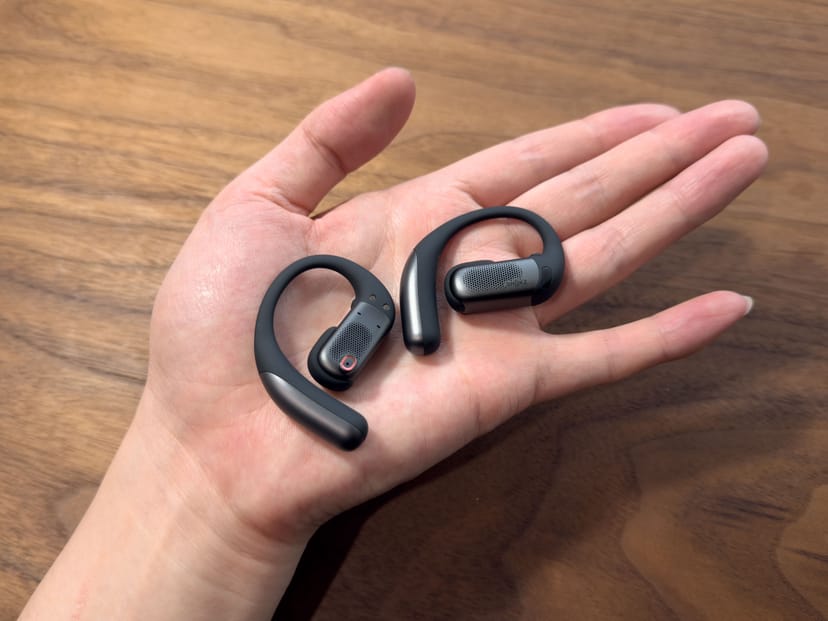OpenFit Proの左右イヤホンを手のひらに載せた写真