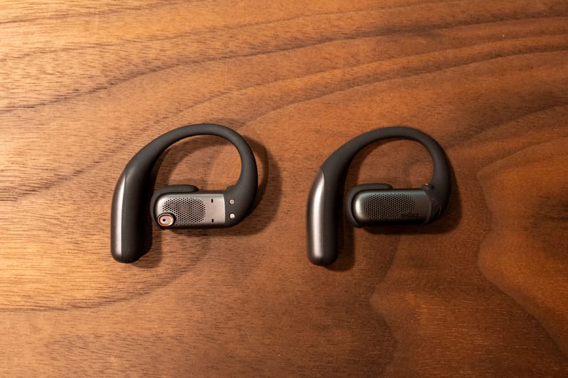 木製ベンチに置かれたOpenFit Proの左右イヤホン