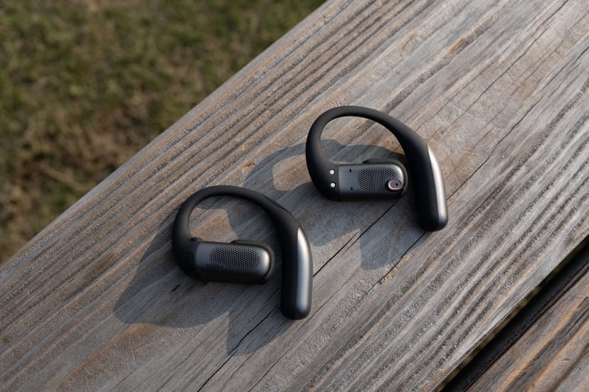 OpenFit Pro（下）とOpenFit 2（上）のイヤホン本体を手のひらに載せたサイズ比較