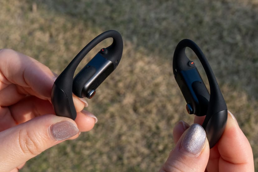 OpenFit ProとOpenFit 2の内側を見せた比較。物理ボタンの位置が確認できる