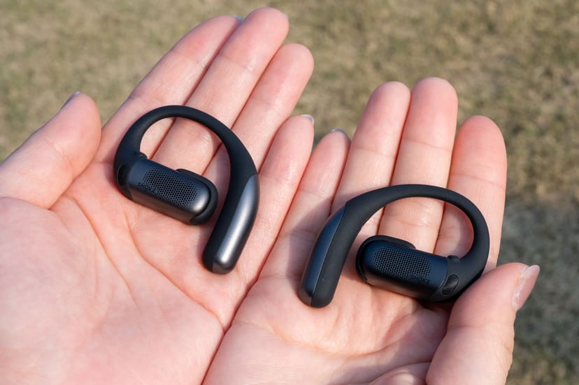 OpenFit ProとOpenFit 2を手のひらに並べたサイズ比較