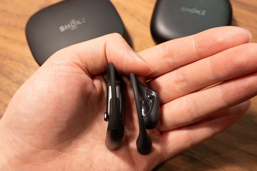 OpenFit Pro（左）とOpenFit 2（右）を横から見た厚み比較。Proの方が薄型