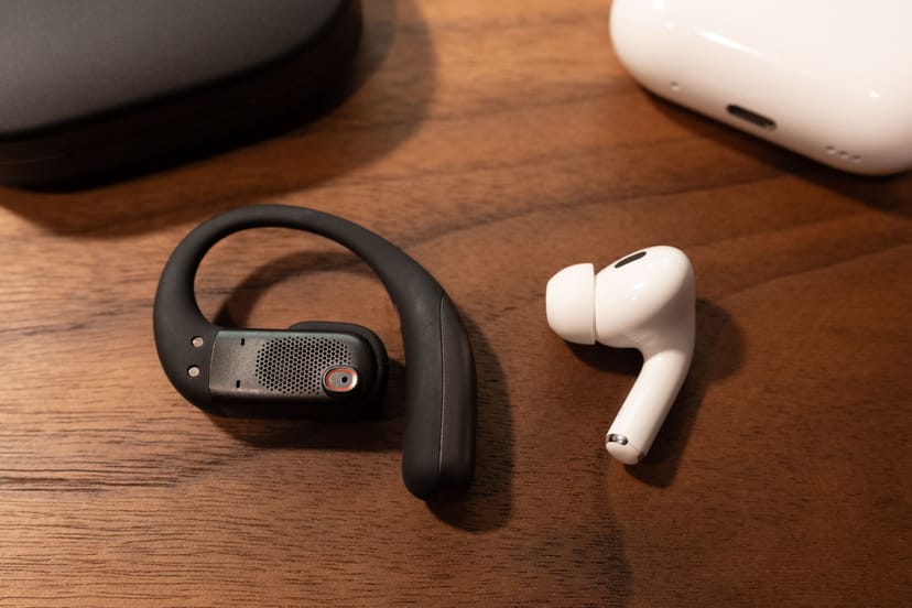 OpenFit ProとAirPods Proをケースとともに並べた比較写真