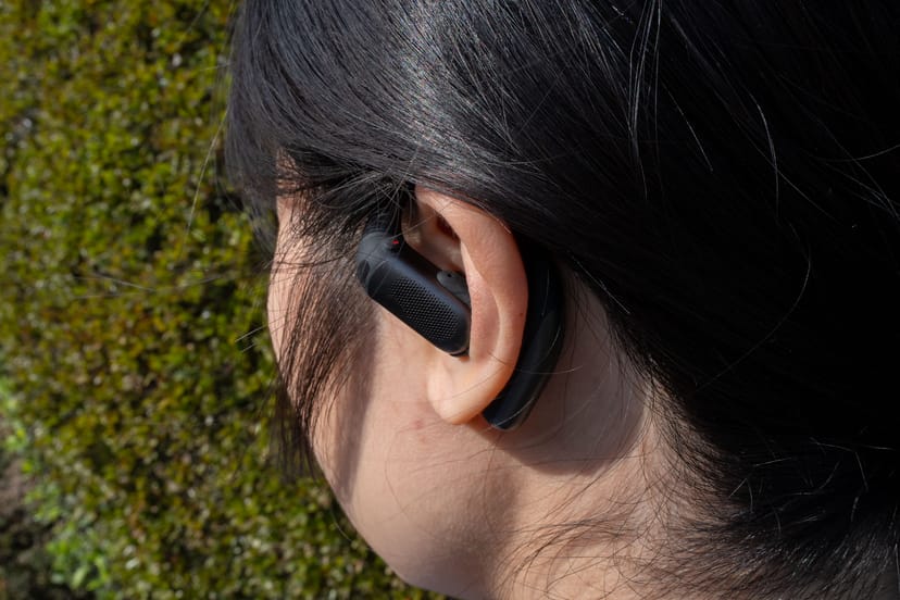 OpenFit Proを装着した耳元のクローズアップ。イヤーフックが耳にフィットしている