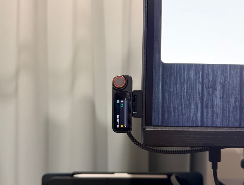 外部ディスプレイの側面にコールドシューで固定されたDJI Mic 3のレシーバー。液晶に接続状態と音量レベルが表示されている