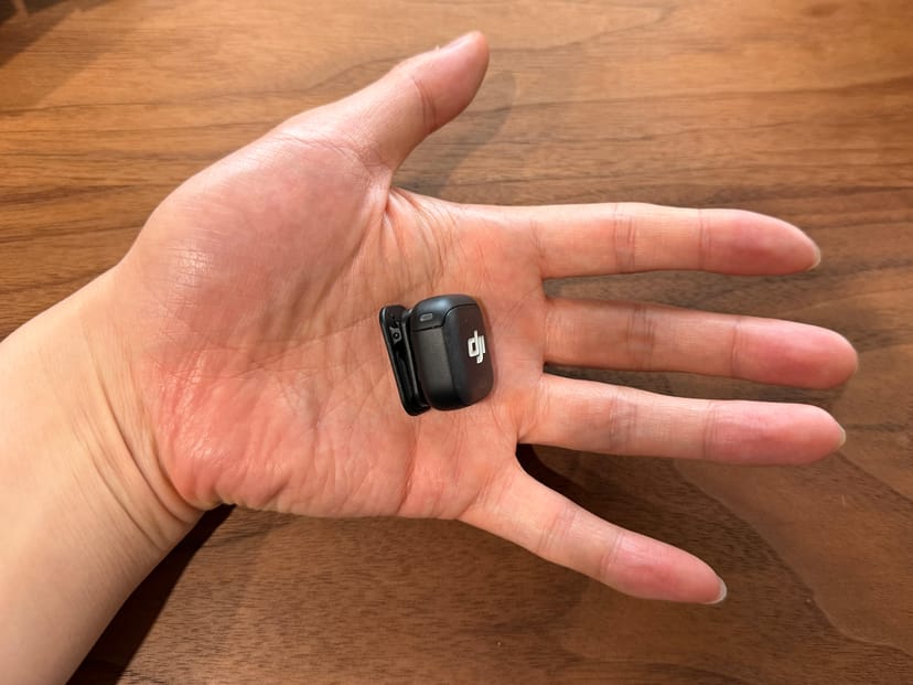 手のひらに載せたDJI Mic 3の送信機。指の関節ほどの大きさしかない小型のマイク本体