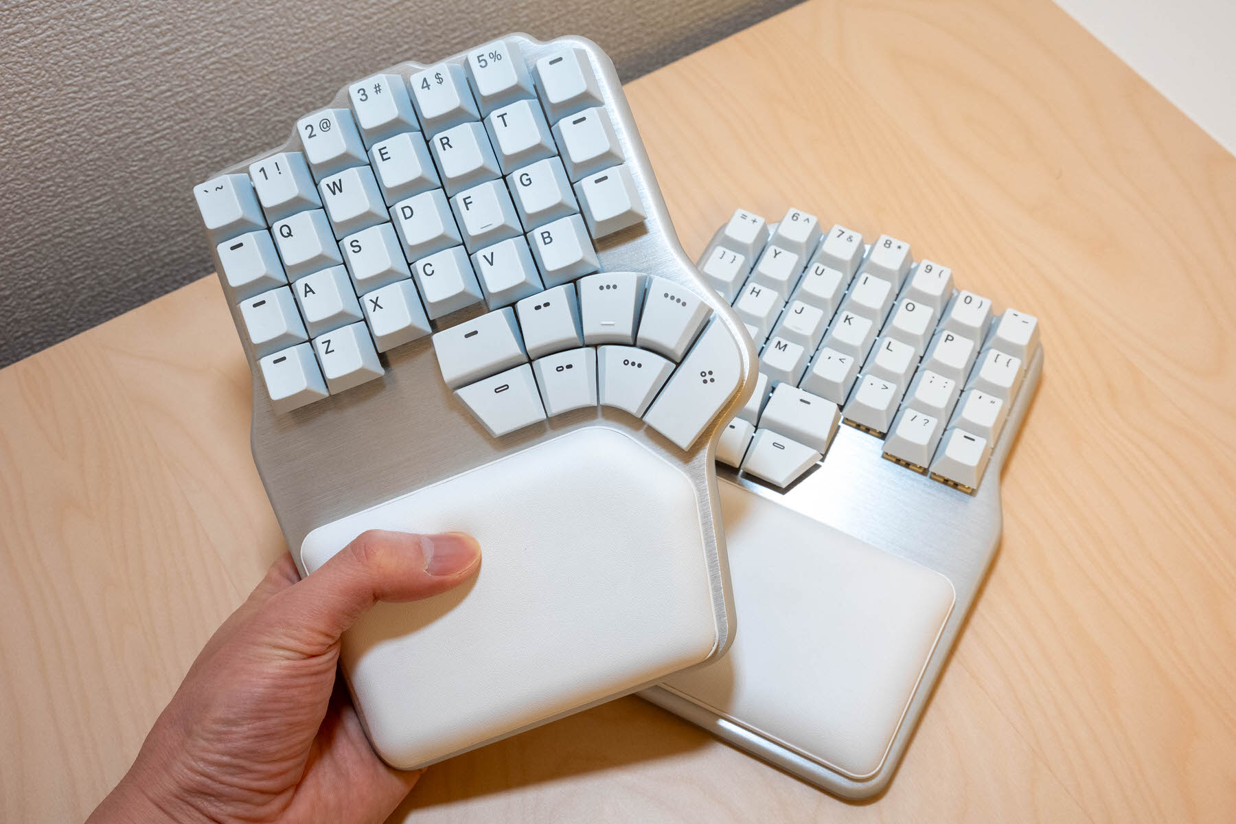 左右分割・オーソリニア・テンティング内蔵！全部入りエルゴキーボード