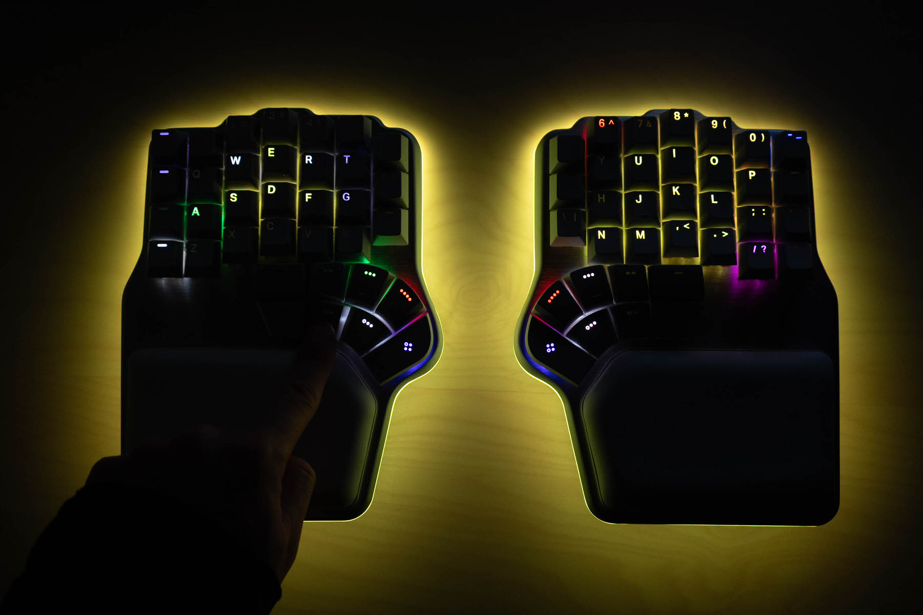 左右分割・オーソリニア・テンティング内蔵！全部入りエルゴキーボード