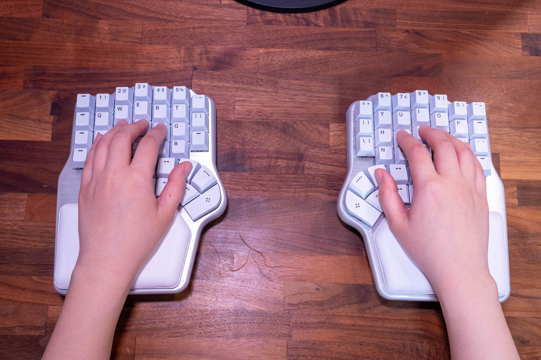 左右分割・オーソリニア・テンティング内蔵！全部入りエルゴキーボード