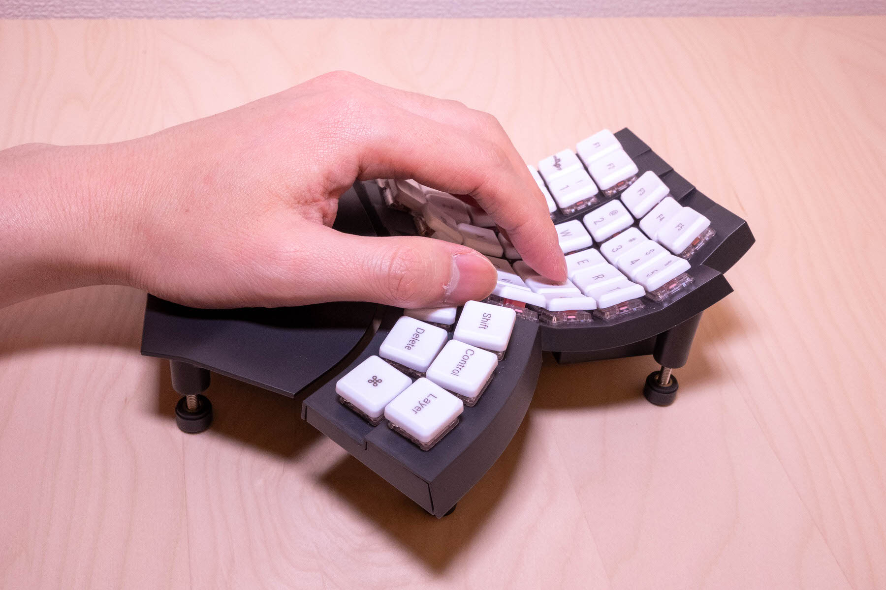 MoErgo Glove80 Revision2 左右分割型キーボード 静音桜 Glove80 徹底レビュー：一度使うと戻れない左右分割・お椀型エルゴ