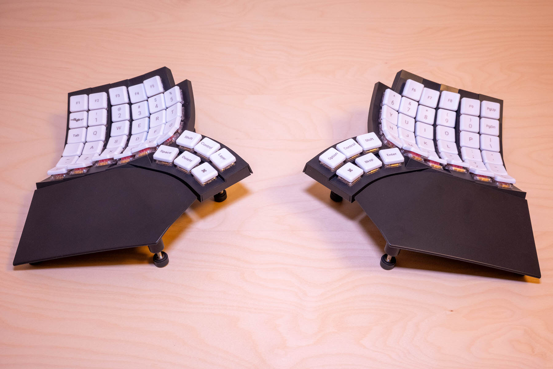 Glove80 徹底レビュー：一度使うと戻れない左右分割・お椀型エルゴ