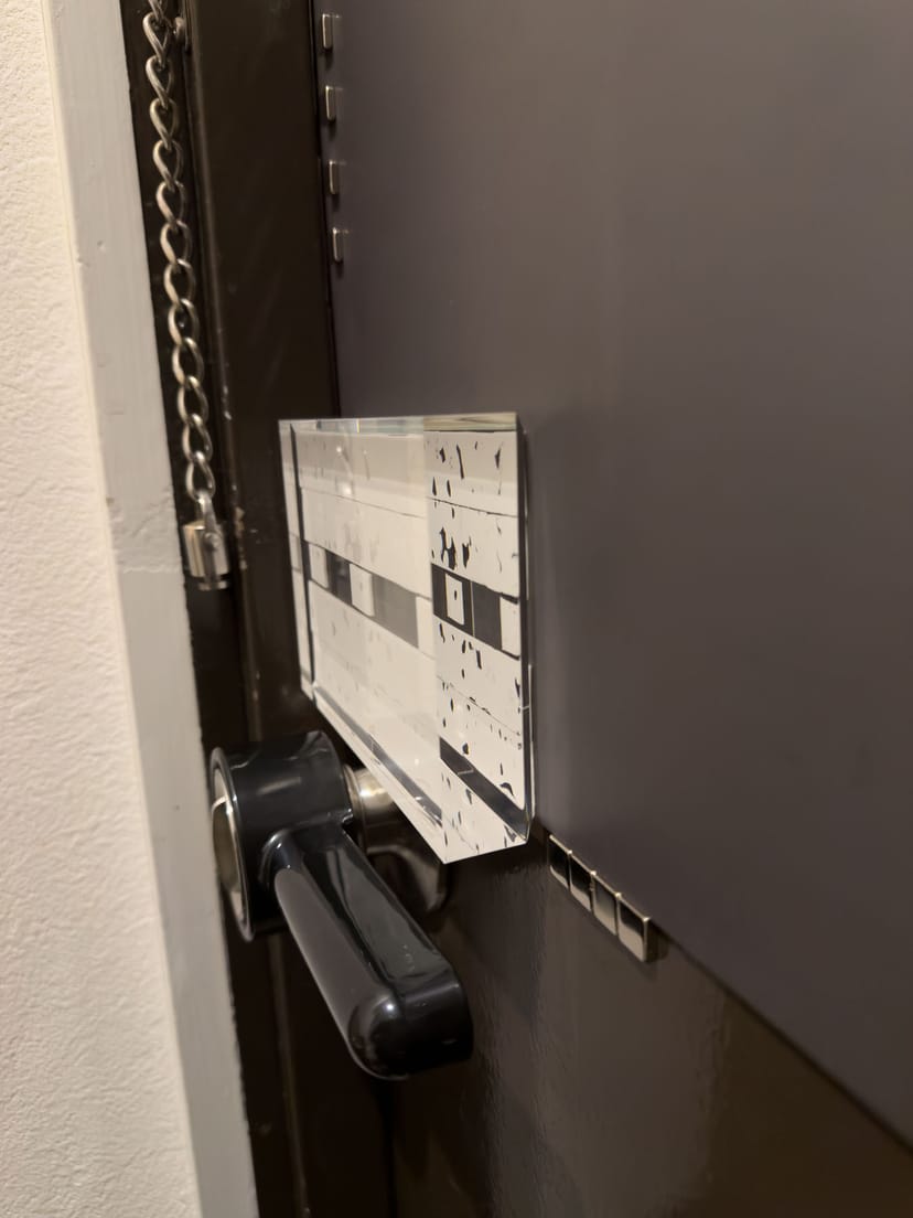 マグネットシート上に貼り付けたアクリルブロックの側面。透明なアクリルの厚みとドアレバーの位置関係が確認できる