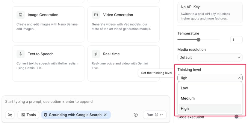 Google AI Studioの思考レベル設定画面。Low、Medium、Highの3段階から選択できるドロップダウンが赤枠で強調されている