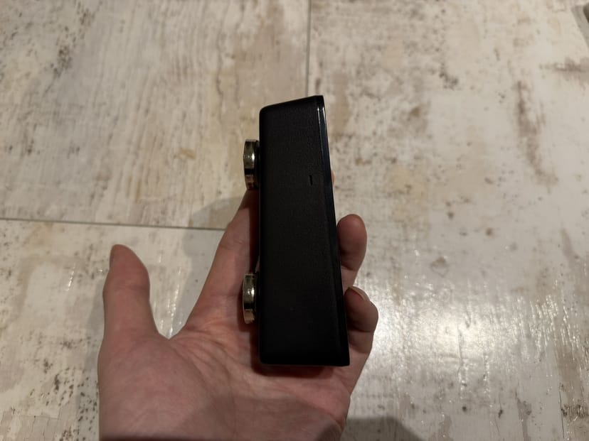 指紋認証パッドの側面。裏面のフック穴にマグネットを取り付けた状態