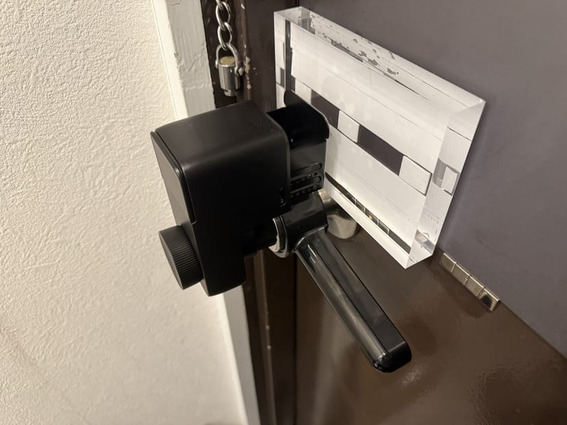 設置完了後のドア内側。SwitchBot ロックProがアクリルブロックとマグネットシートの上に安定して取り付けられている