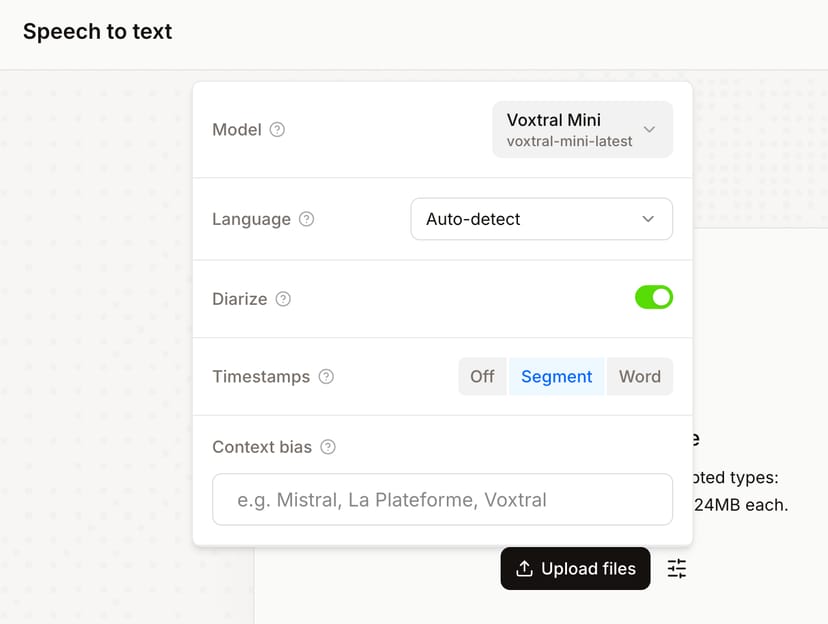 Mistral Studioの文字起こし設定パネル。モデル選択、言語、話者識別（Diarize）、タイムスタンプ粒度、Context biasを設定できる